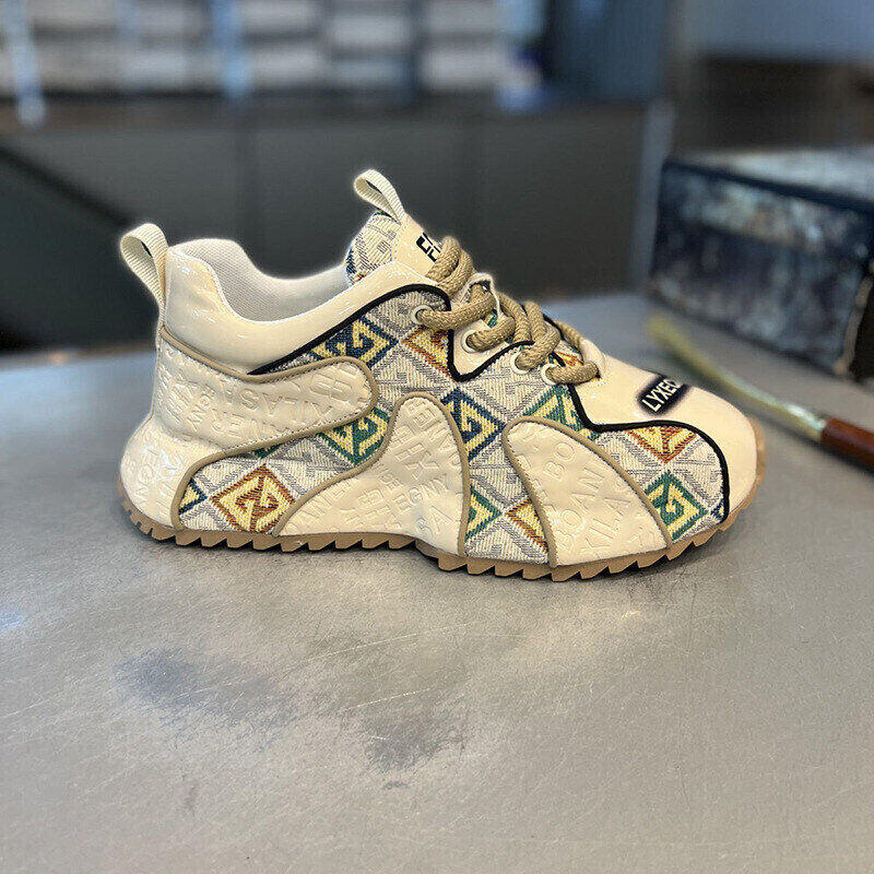 Sapatos casuais com costura bordada da moda