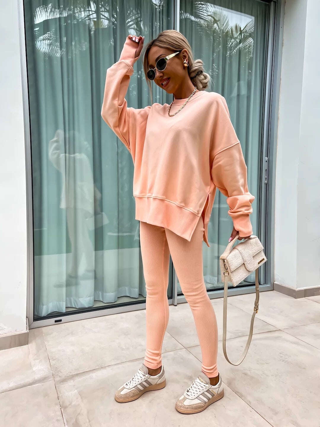 Um conjunto confortável de moletom e leggings oversize