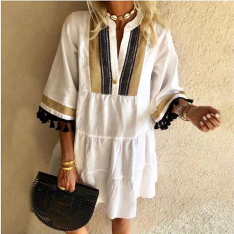 Vestido curto com borla estampada divertida e decote em V