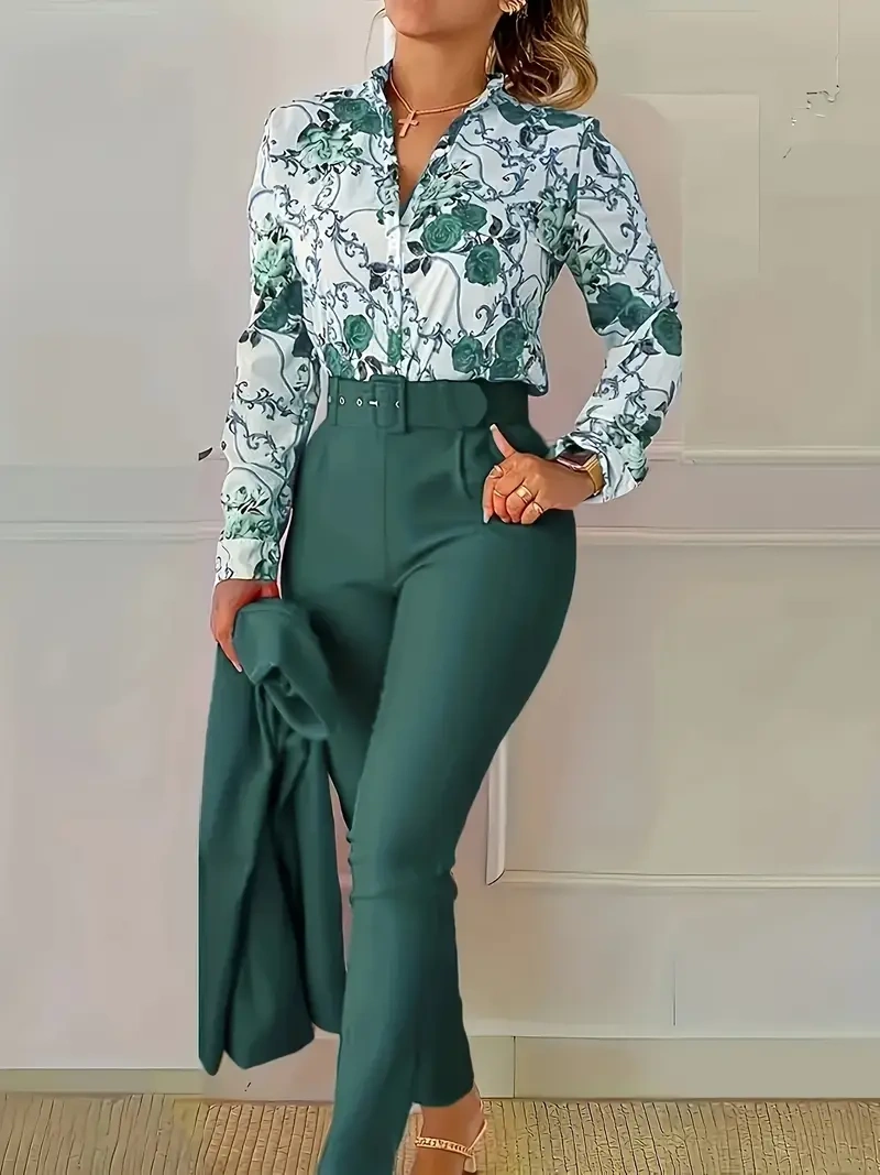 Conjunto elegante de duas peças – Blusa floral, calça com cinto, decote em V.