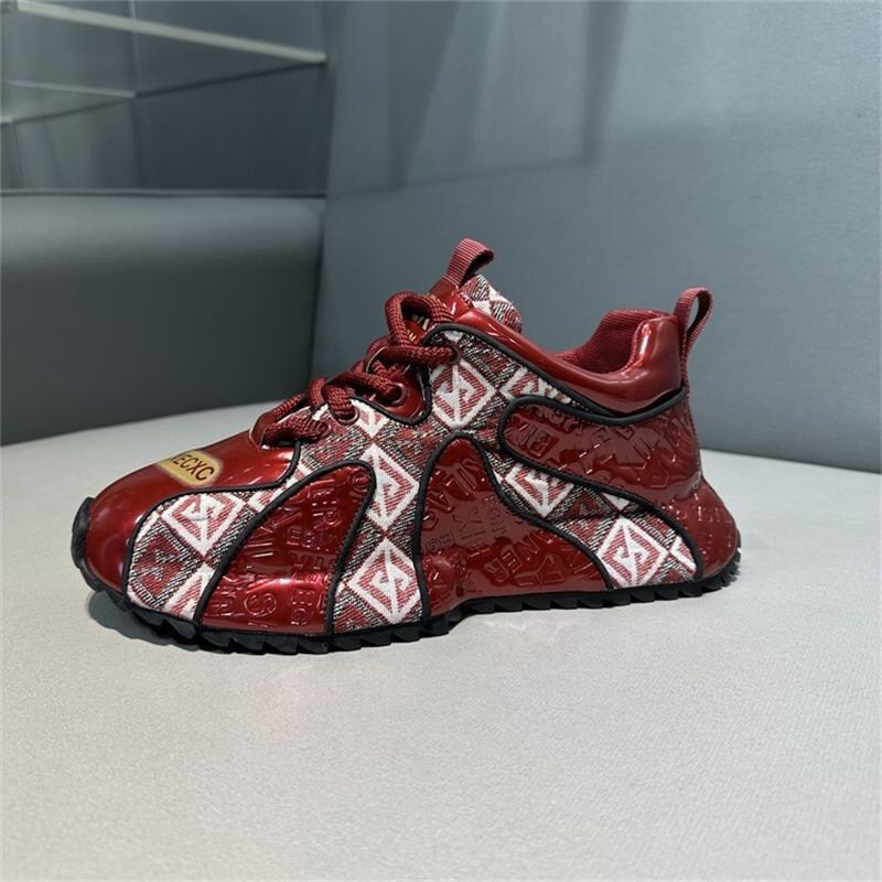 Sapatos casuais com costura bordada da moda