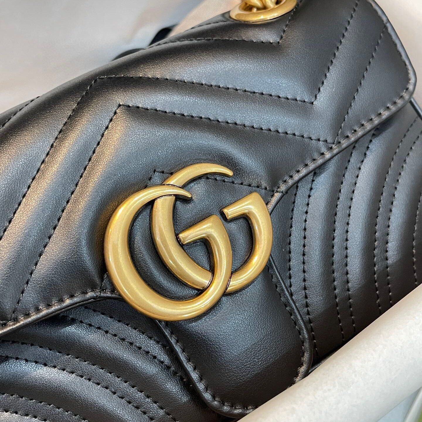 Czarna torebka Gucci na łańcuszku