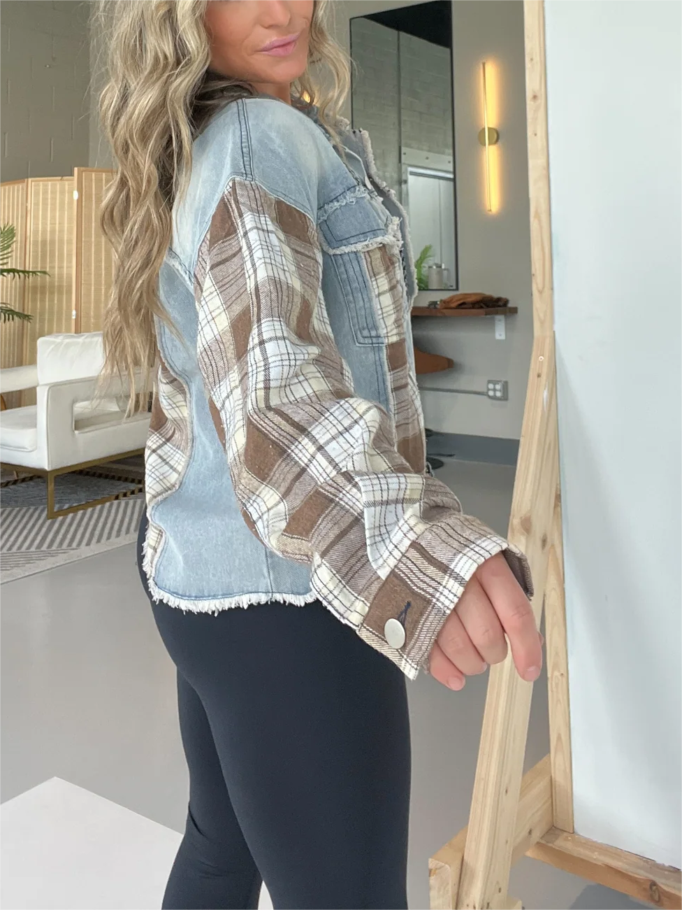 JAQUETA XADREZ E JEANS EM BLOCO COLORIDO