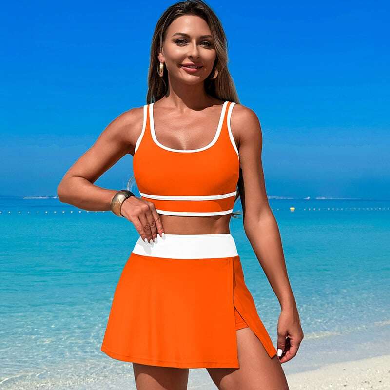 Modischer Bikini-Badeanzug mit Farbblockierung und Sportrock