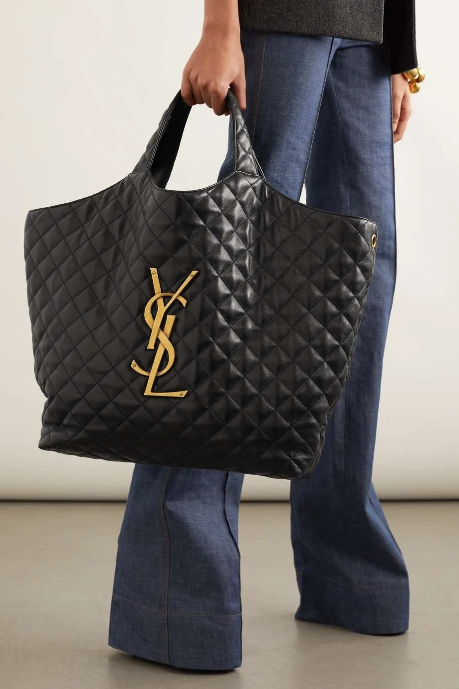 SAINT LAURENT Icare bolsa extra grande em pele acolchoada com detalhes