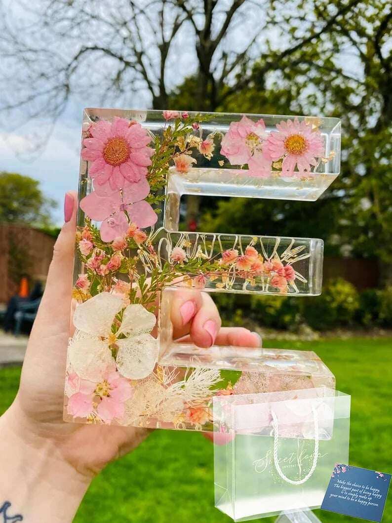 🌸Luz noturna de resina com flores feita à mão