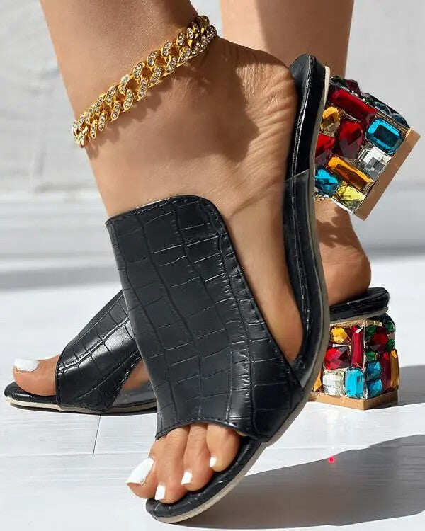 2023 Salto alto pele de crocodilo com pedras em relevo