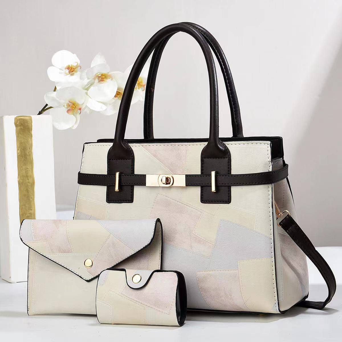 Three-piece handbag set: spacious, natural leather, perfect for everyday travel.