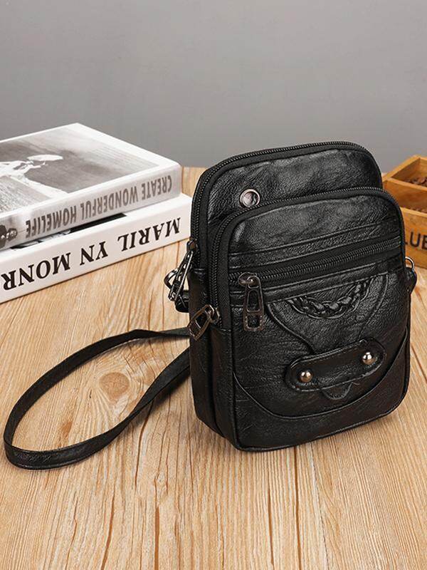 Bolsa crossbody de couro com tachas e tachas
