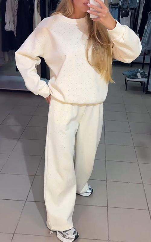 Fato feminino de duas peças com gola redonda e capuz em forma de diamante