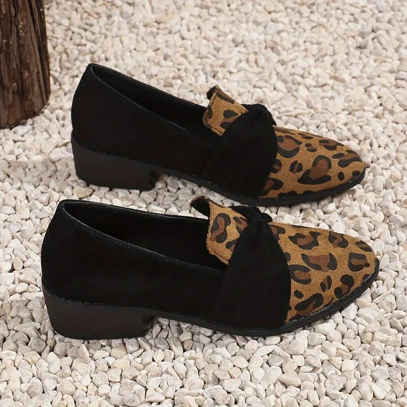 Sapatos Oxford femininos com estampa de leopardo
