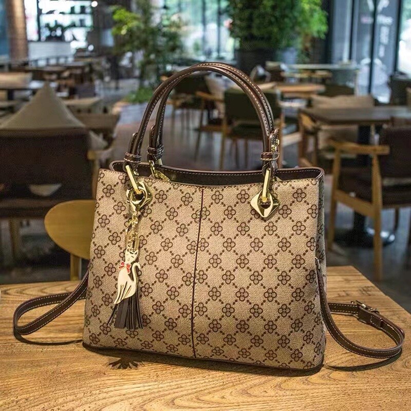 New handbag: vintage style, large capacity, natural leather.