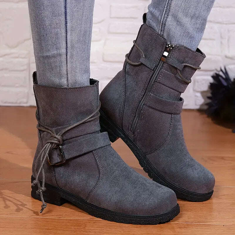 Sapatos femininos com tira decorativa e fivela