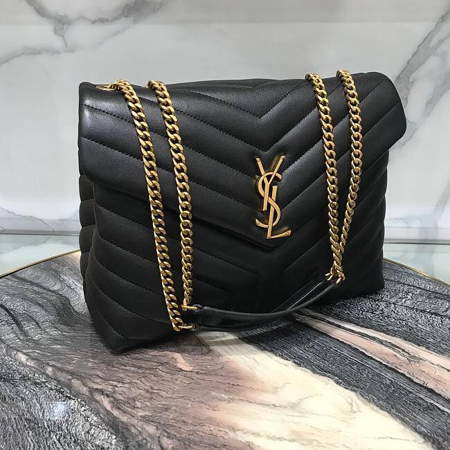 Bolsa YSL Média 32 Loulou Preta em Ouro 32x22x11cm