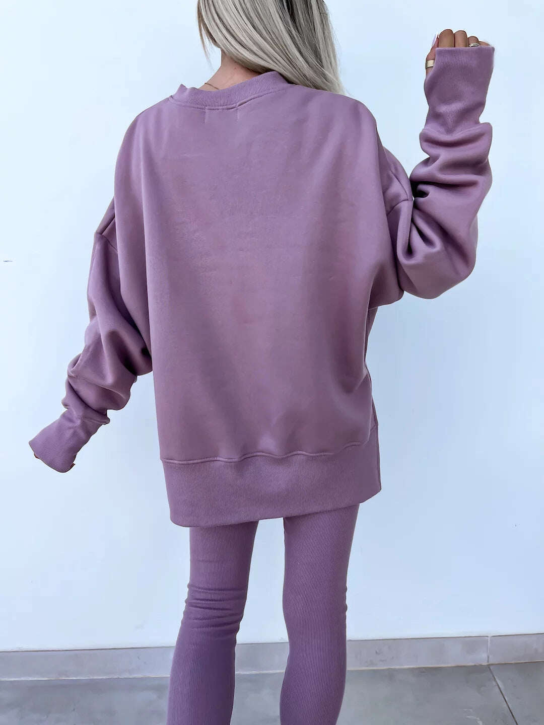 Um conjunto confortável de moletom e leggings oversize