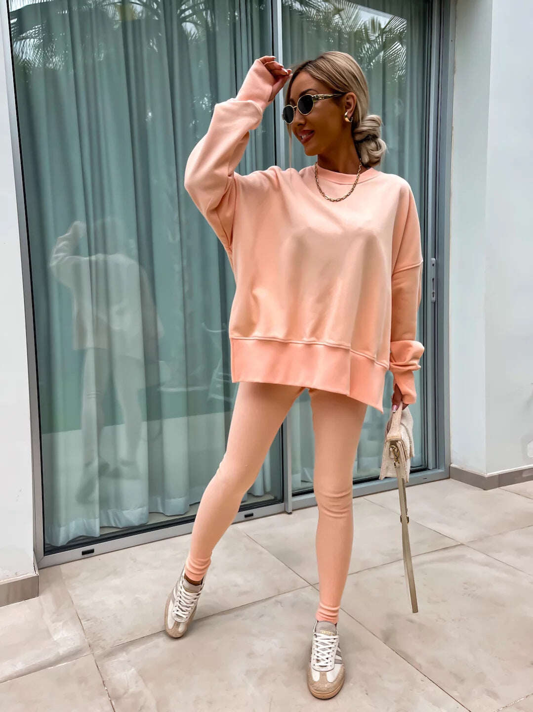 Um conjunto confortável de moletom e leggings oversize