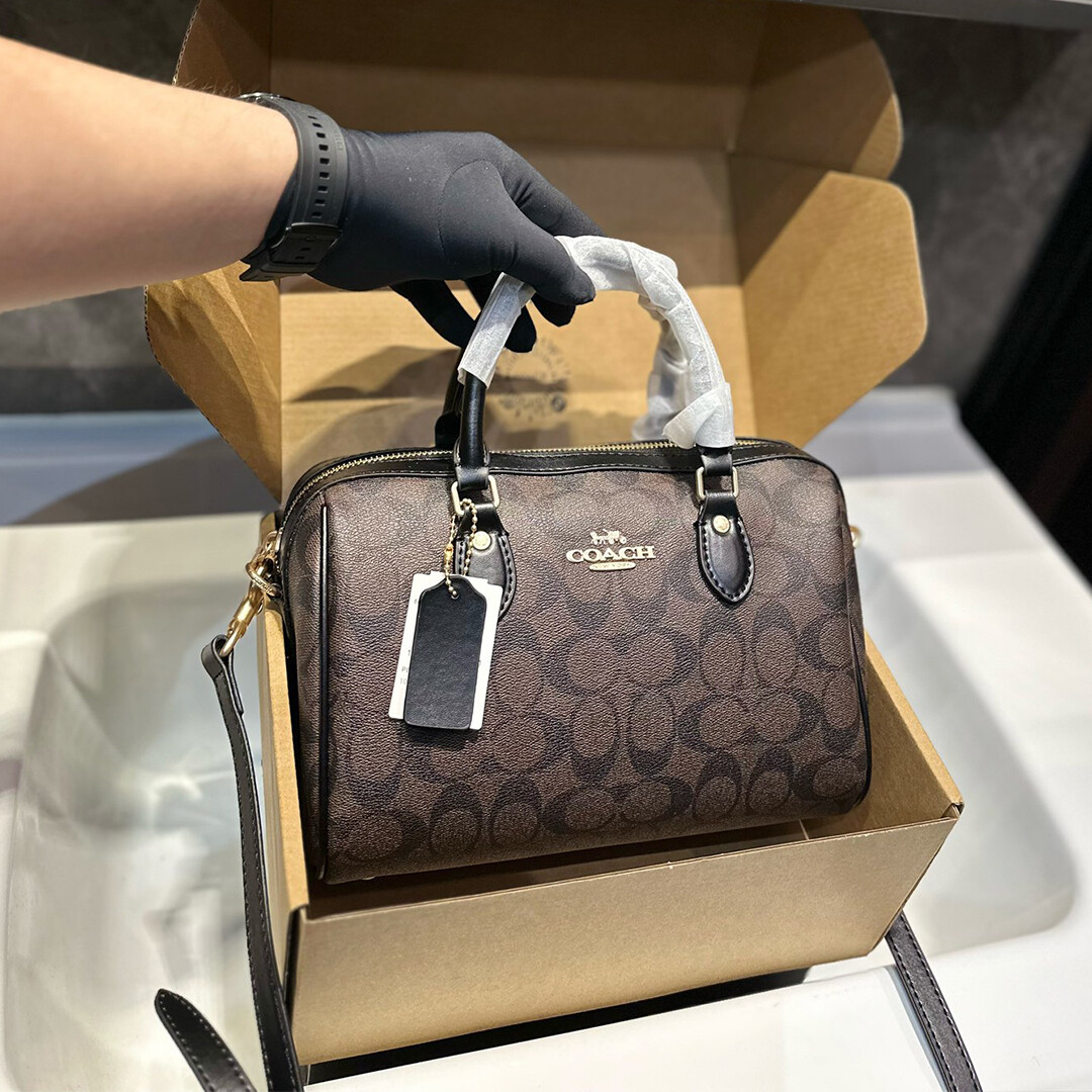 Bolsa de mão Coach Pillow Bag Crossbody multiuso