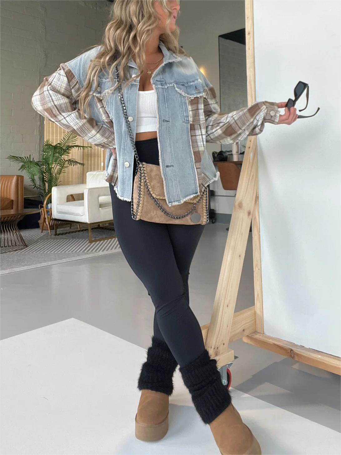 JAQUETA XADREZ E JEANS EM BLOCO COLORIDO