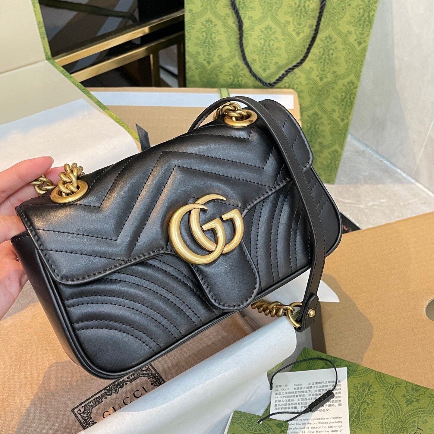 Czarna torebka Gucci na łańcuszku