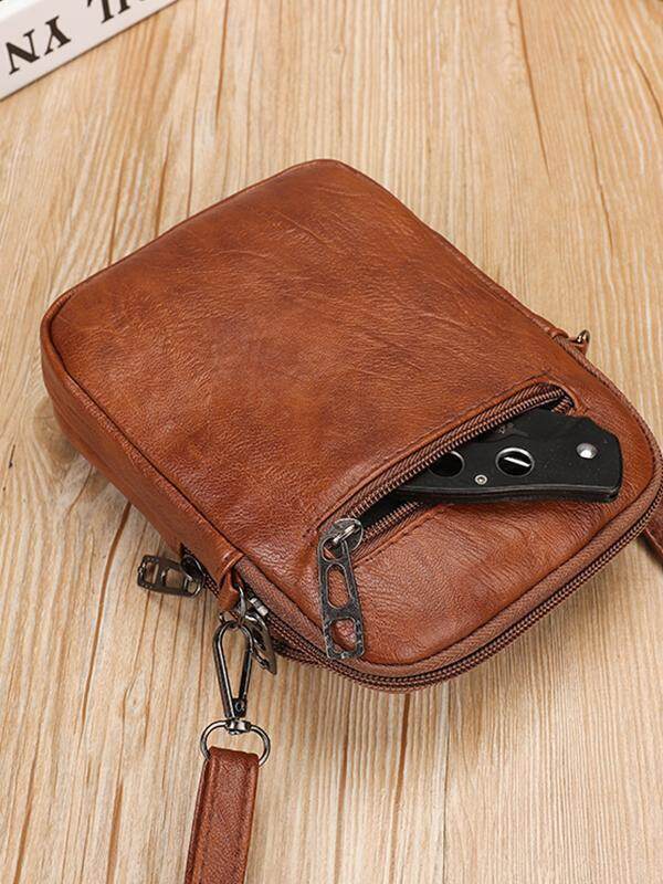 Bolsa crossbody de couro com tachas e tachas