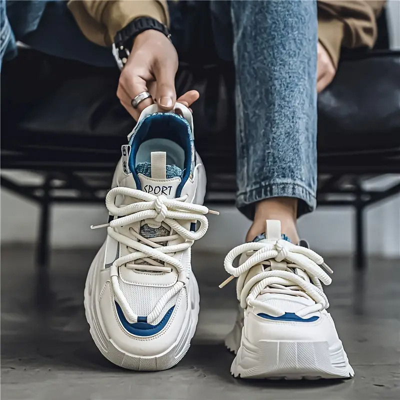 Μοντέρνα αθλητικά παπούτσια που αναπνέουν με δίχρωμες ραφές