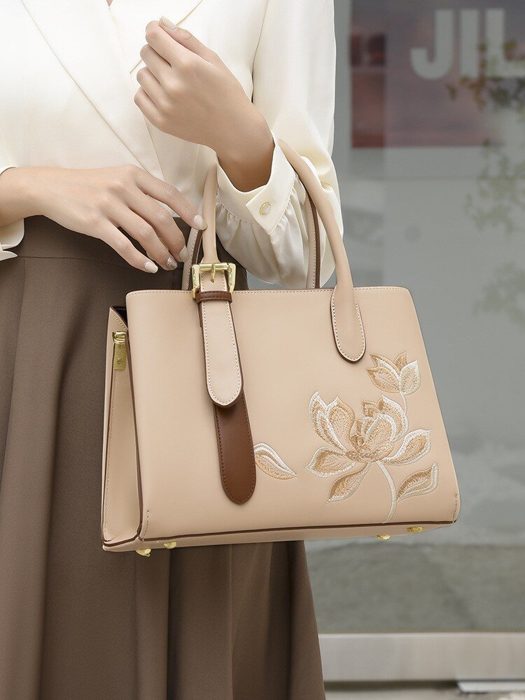 New handbag: embroidery style, suitable for daily travel.