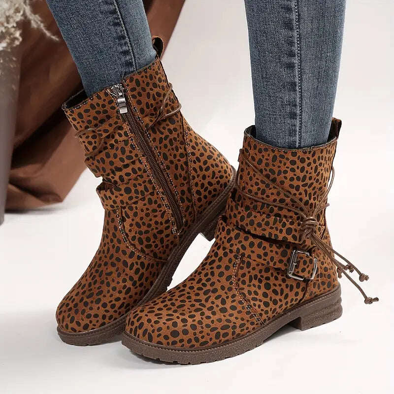 Sapatos femininos com tira decorativa e fivela