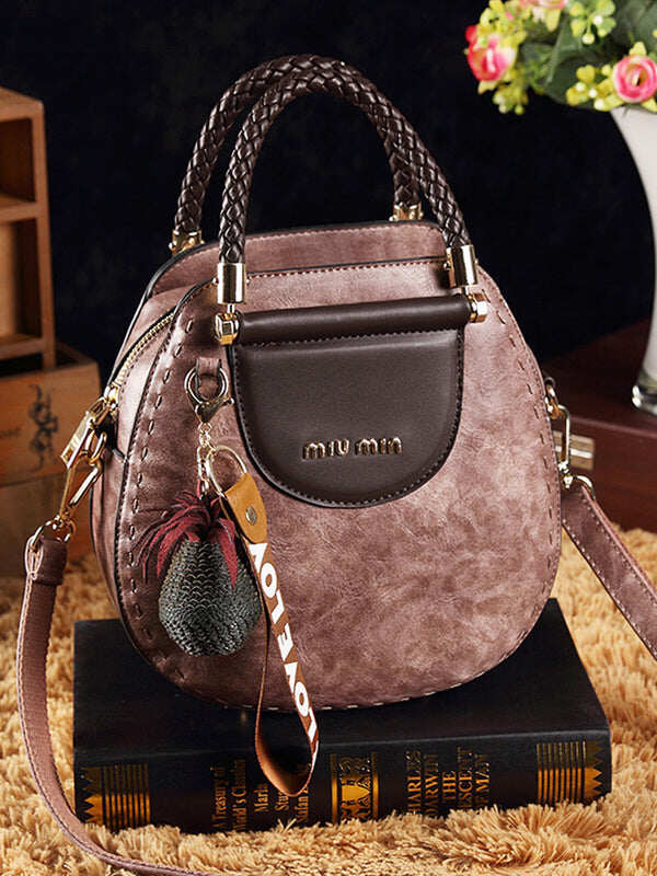 Bolsas em pele vintage formato redondo com borlas. Bolsa de ombro