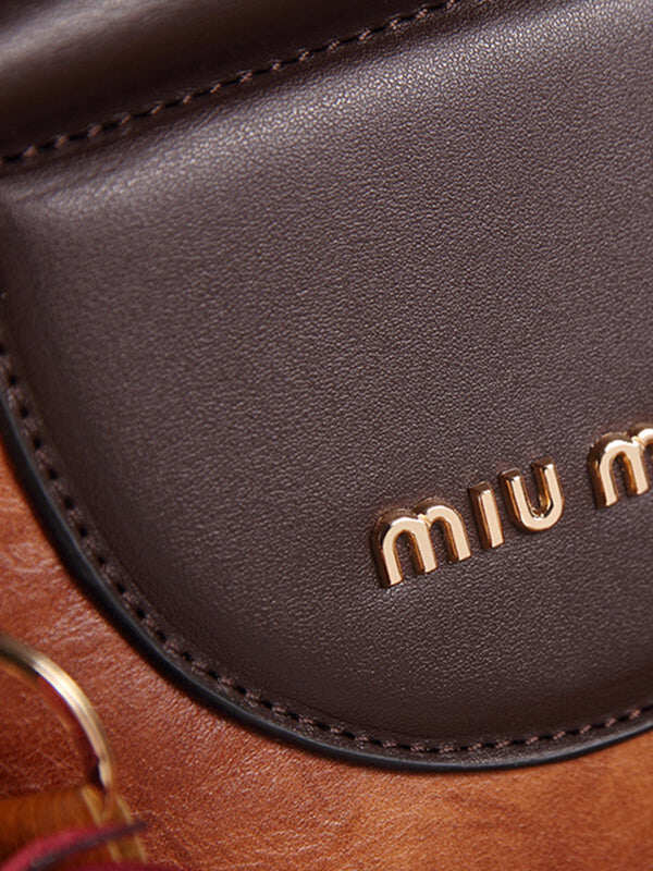 Bolsas em pele vintage formato redondo com borlas. Bolsa de ombro