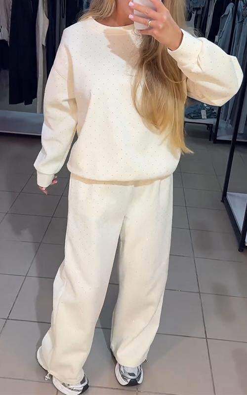 Fato feminino de duas peças com gola redonda e capuz em forma de diamante