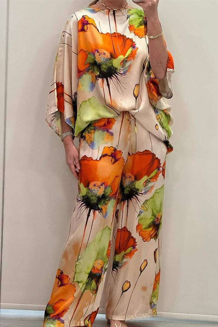 Terno casual de cetim estampado com gola redonda