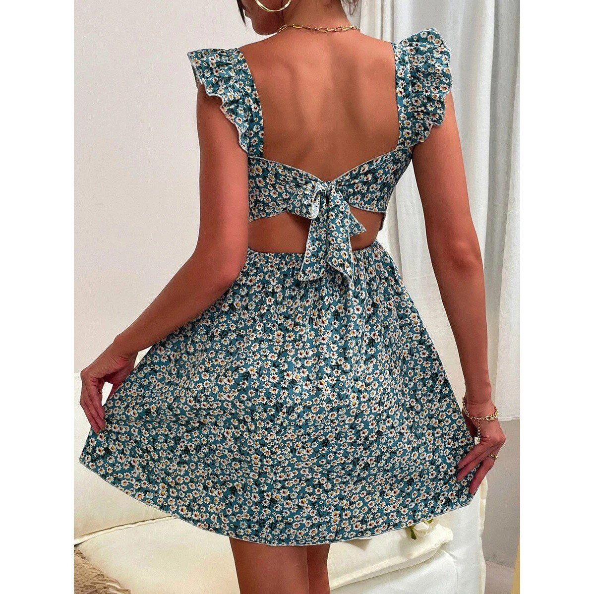 Vestido de primavera e verão com decote quadrado e babados nos ombros