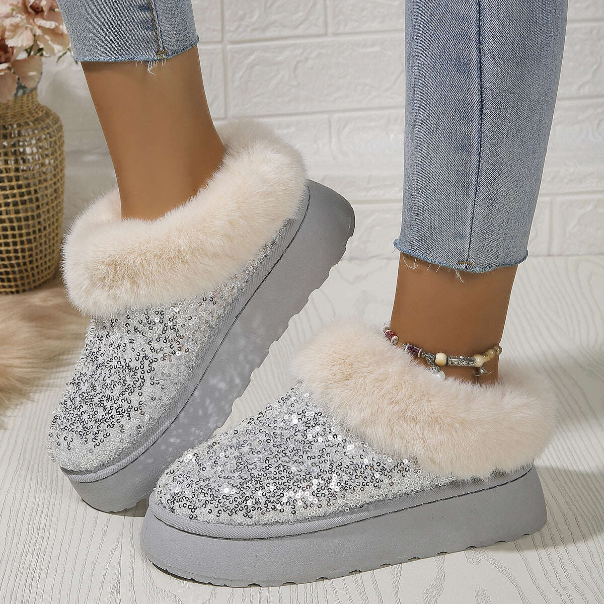 Sapatos plataforma elegantes e luxuosos com lantejoulas