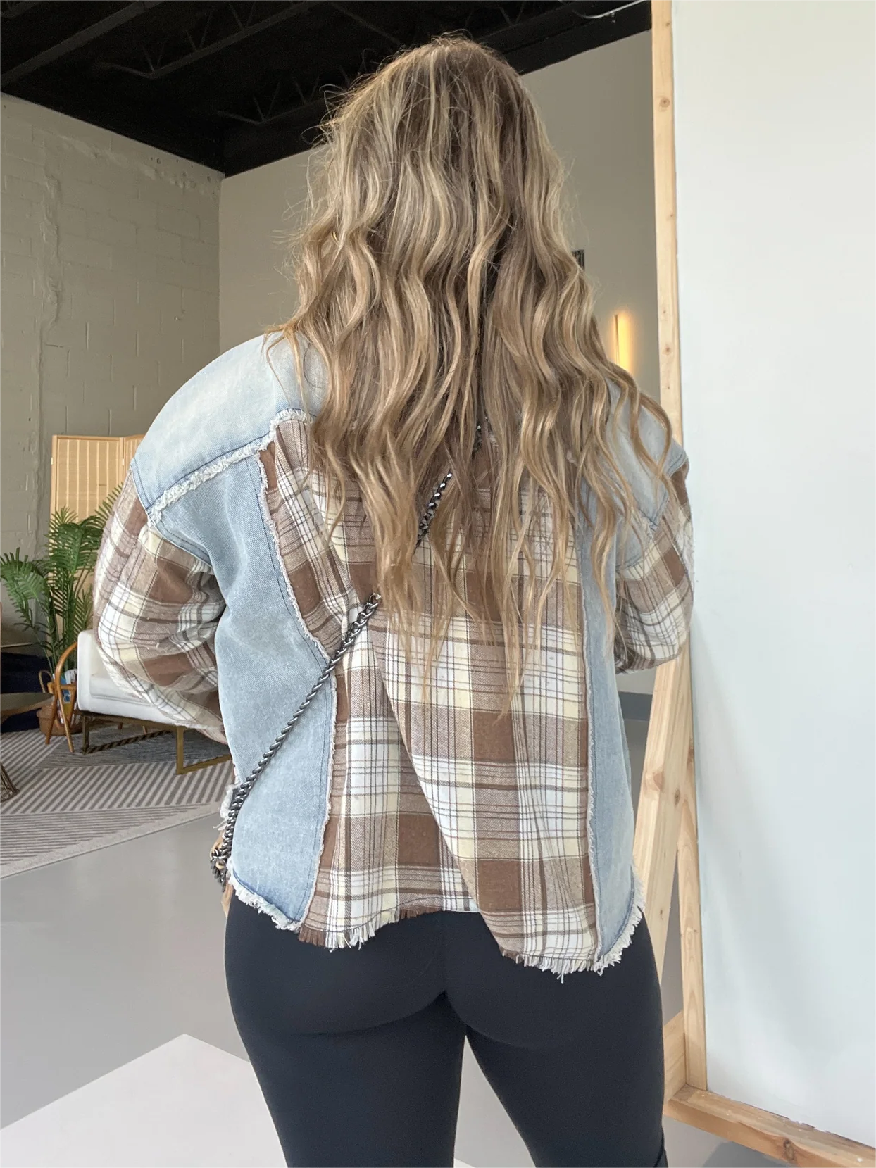 JAQUETA XADREZ E JEANS EM BLOCO COLORIDO