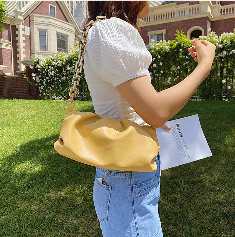 Bolsa de Ombro Nuvem 2024