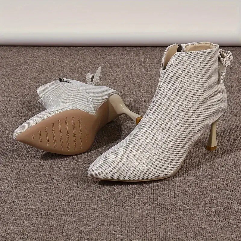 Salto alto elegante e brilhante para mulher
