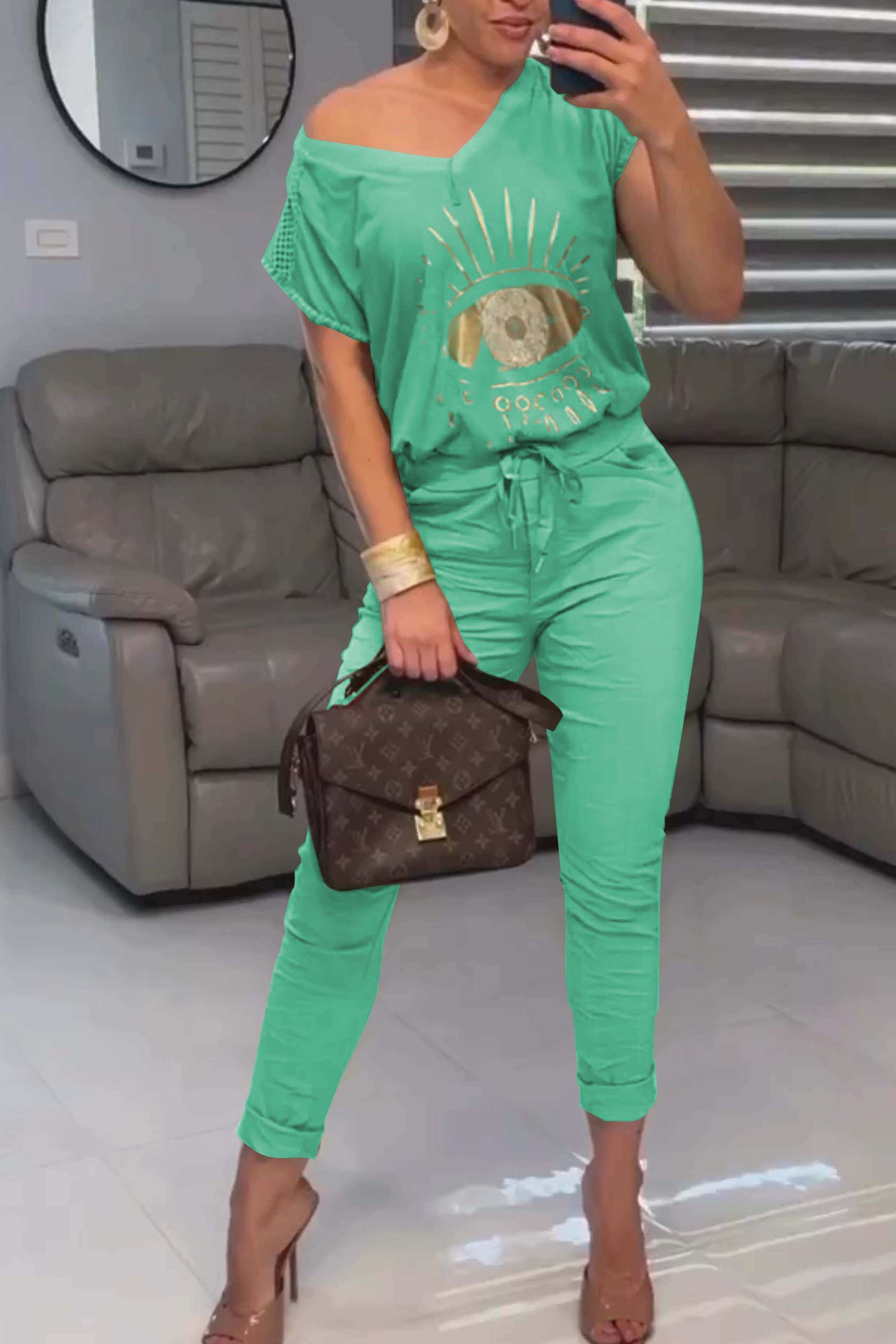 Conjunto de duas peças estampado com blusa e calça com decote em V