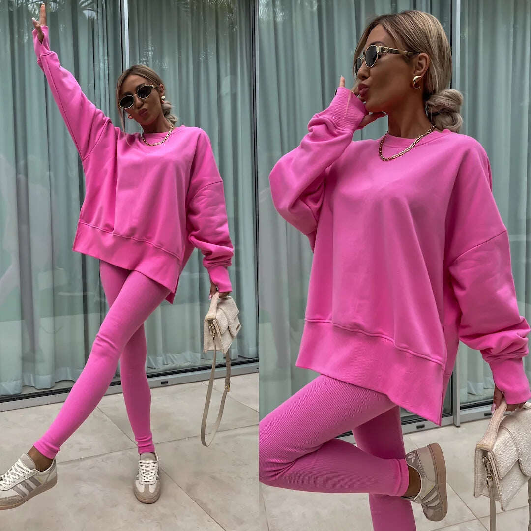 Um conjunto confortável de moletom e leggings oversize