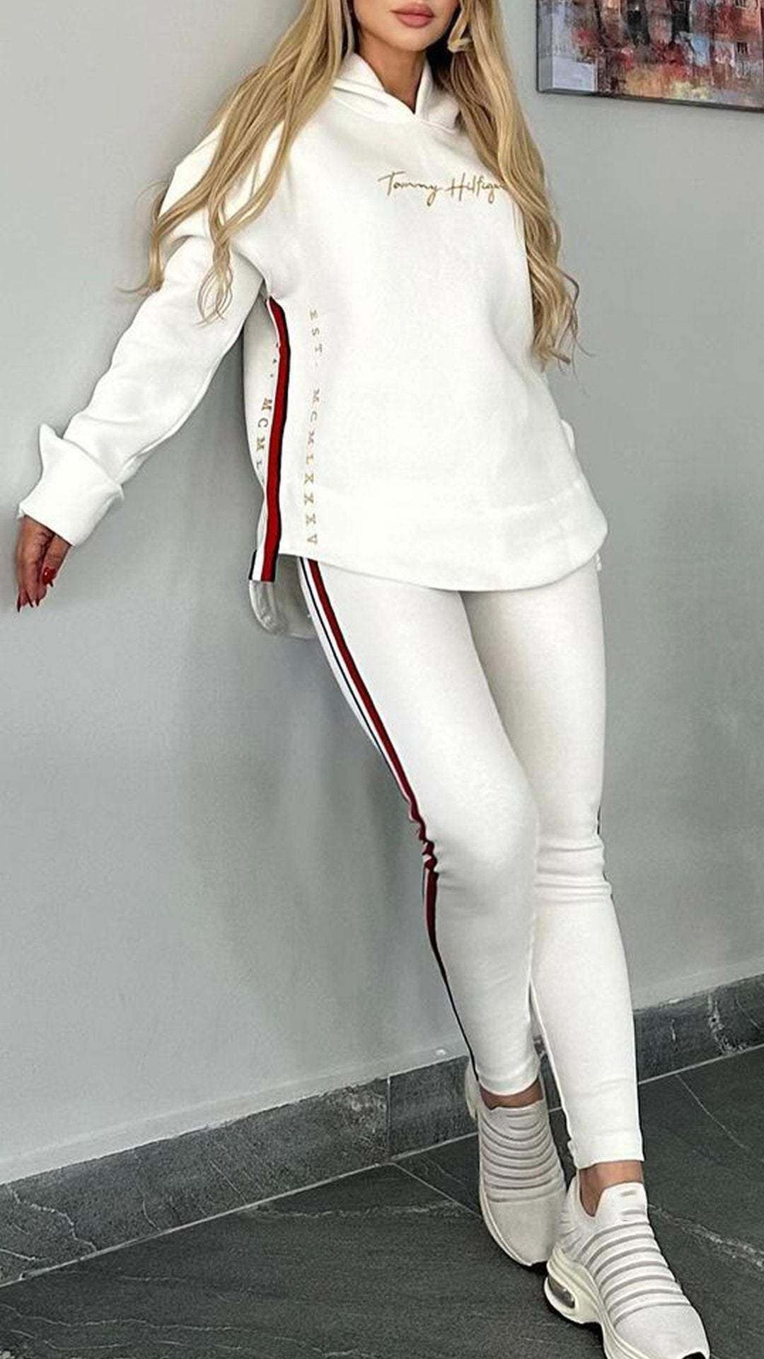 Fato casual listrado para mulher com mangas compridas e capuz