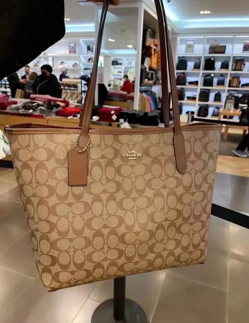 OUTLET végkiárusítás : City Tote Bag In Signature Canvas