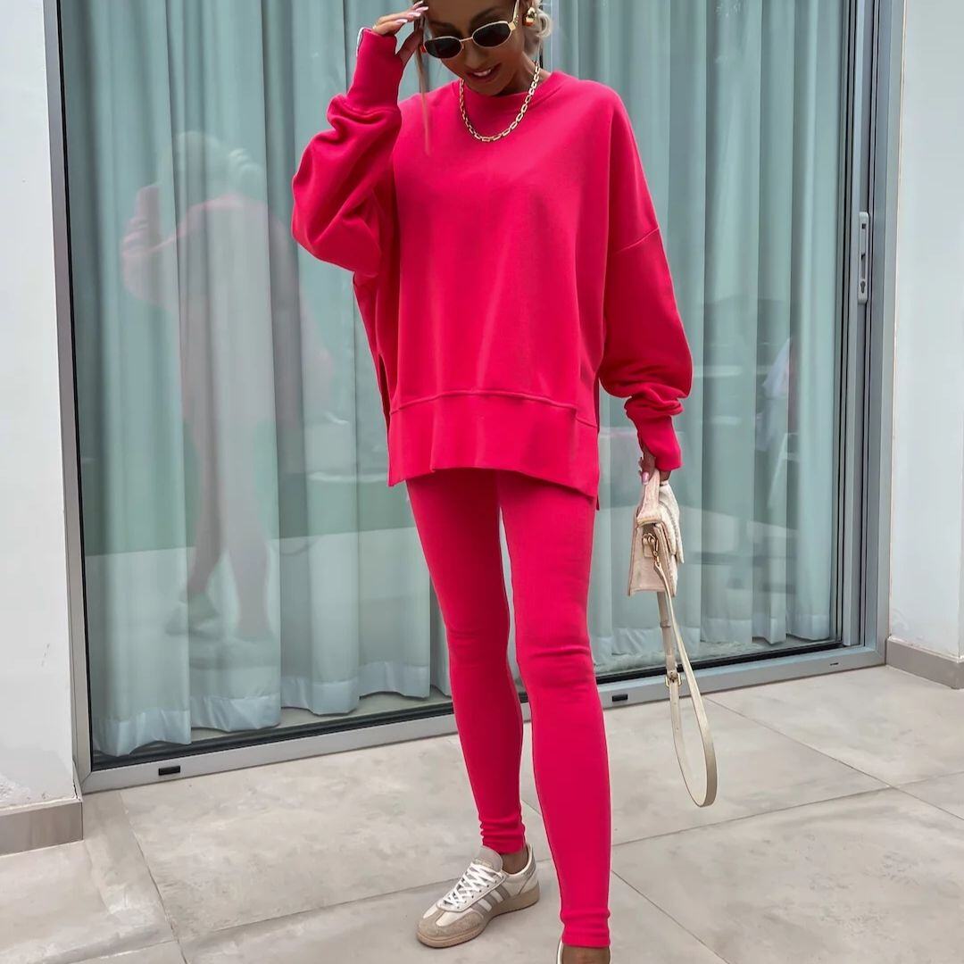 Um conjunto confortável de moletom e leggings oversize