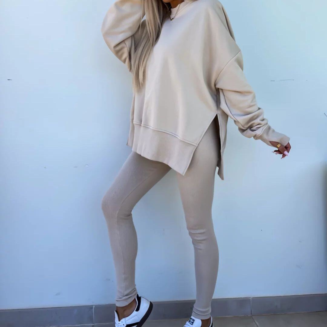 Um conjunto confortável de moletom e leggings oversize