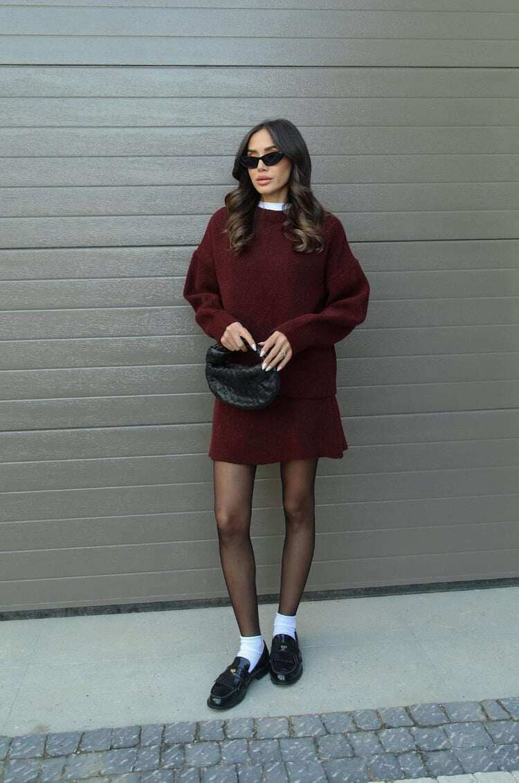 Conjunto elegante de camisola e saia casual