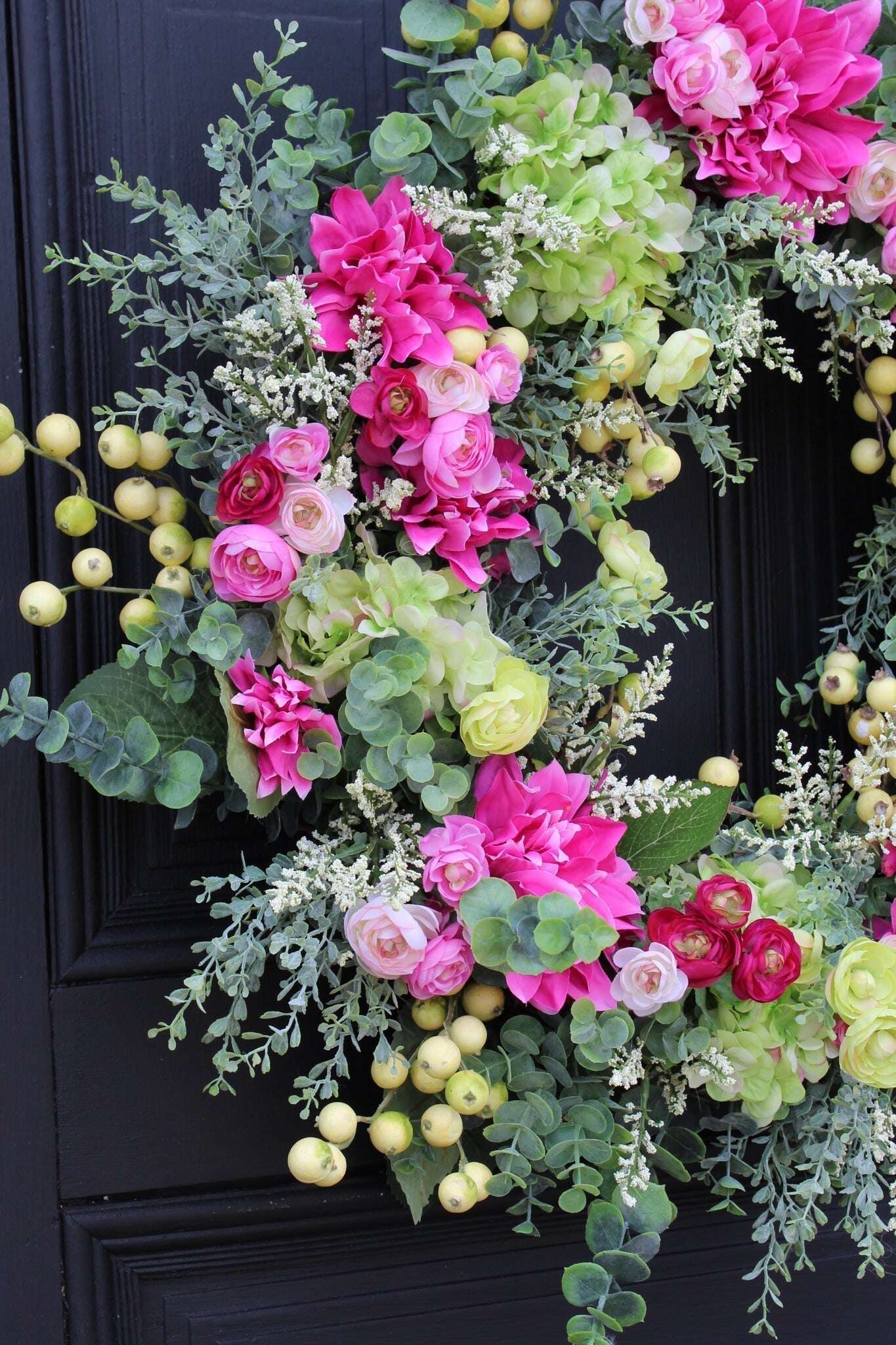 Jarní letní věnec z eukalyptu ze zelené hortenzie a fuchsie jiřiny