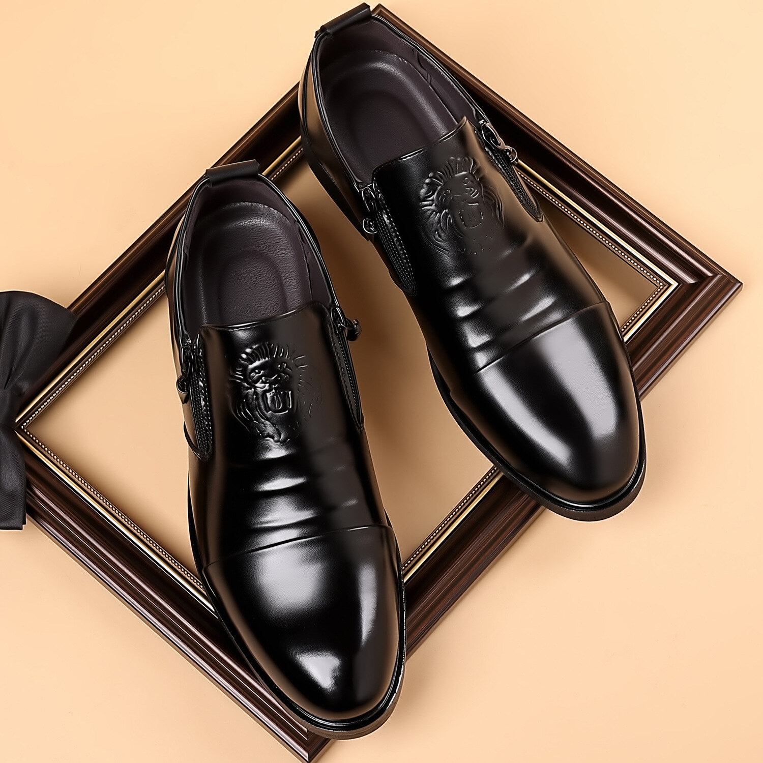 BOTAS DE COURO BORDADAS À MÃO ITALIANA COM ZÍPER