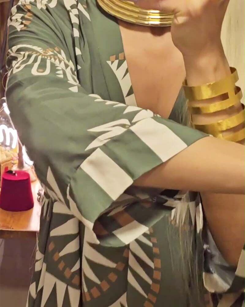 Vestido vintage com estampa botânica e decote em V profundo