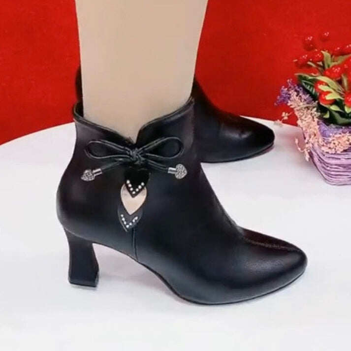 Botins pontiagudos da moda com laço