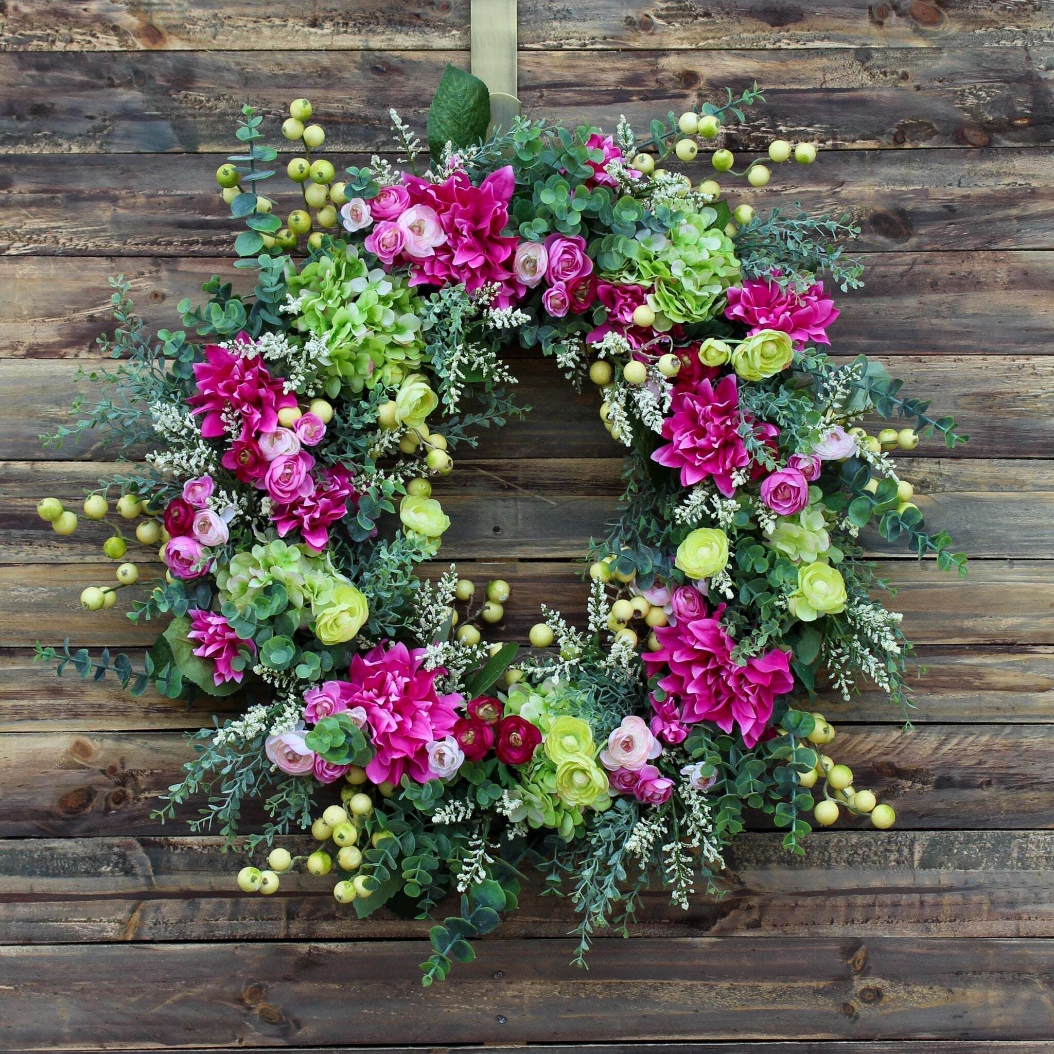 Primavera verão eucalipto verde hortênsia e coroa de dália fúcsia
