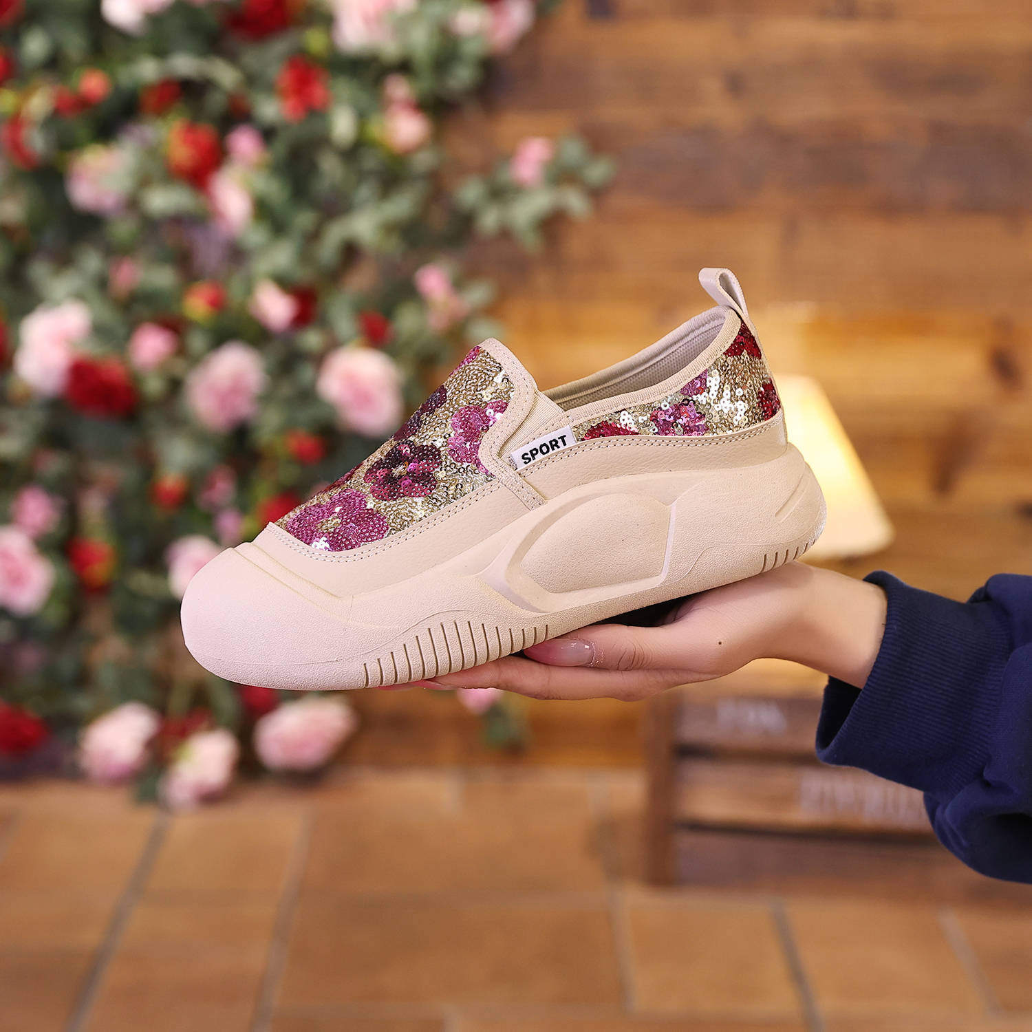 Mocassins de fundo grosso com lantejoulas e flores