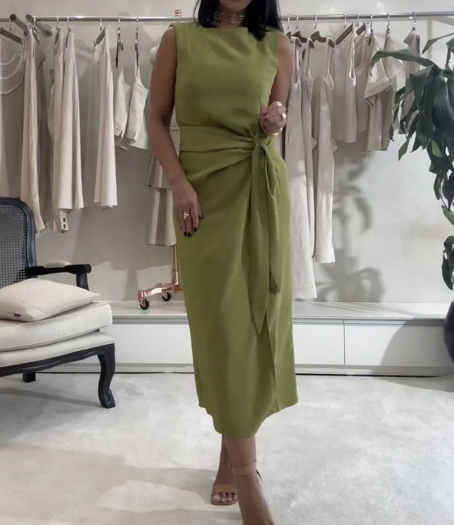 Vestido midi sem mangas com amarração